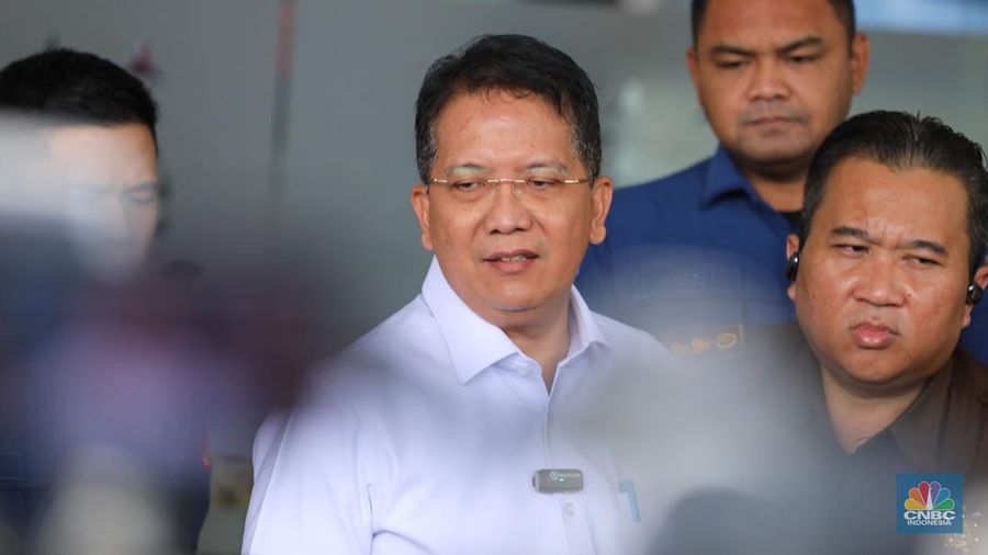 Direktur Penyidikan Jampidsus Kejagung, Kuntadi memberikan keterangan terkait pemanggilan aktris Sandra Dewi sebagai saksi dalam kasus IUP PT Timah di Kejaksaan Agung, Jakarta, Kamis (4/4/2024). (CNBC Indonesia/Faisal Rahman)