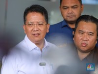 Direktur Penyidikan Jampidsus Kejagung, Kuntadi memberikan keterangan terkait pemanggilan aktris Sandra Dewi sebagai saksi dalam kasus IUP PT Timah di Kejaksaan Agung, Jakarta, Kamis (4/4/2024). (CNBC Indonesia/Faisal Rahman)