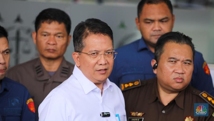 Direktur Penyidikan Jampidsus Kejagung, Kuntadi memberikan keterangan terkait pemanggilan aktris Sandra Dewi sebagai saksi dalam kasus IUP PT Timah di Kejaksaan Agung, Jakarta, Kamis (4/4/2024). (CNBC Indonesia/Faisal Rahman)