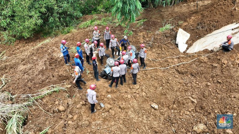 Warga mengamati kondisi jalan tol yang amblas di ruas tol Bocimi KM 64, Sukabumi, Jawa Barat, Kamis (4/4/2024). (CNBC Indonesia/Muhammad Sabki)