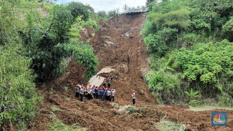 Warga mengamati kondisi jalan tol yang amblas di ruas tol Bocimi KM 64, Sukabumi, Jawa Barat, Kamis (4/4/2024). (CNBC Indonesia/Muhammad Sabki)