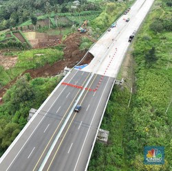 Lubang Besar 'Menganga' di Tol Bocimi, Manusia-Mobil Jadi Bak Semut
