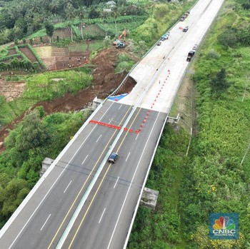 Lubang Besar 'Menganga' di Tol Bocimi, Manusia-Mobil Jadi Bak Semut