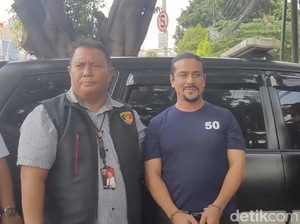 Reka Ulang Kasus Penembakan, Ghatan Saleh Berbaju Tahanan dan Diborgol