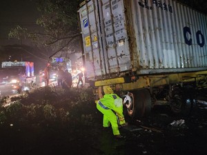 Evakuasi Laka Truk Kontainer Belum Rampung, Jalur Purwodadi Masih Contraflow