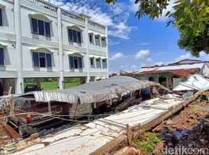 Tembok Kantor PDAM Purbalingga Ambruk Timpa 7 Kendaraan Dinas