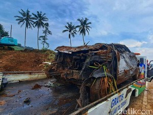 Penampakan Mobil yang Terperosok Longsor di Tol Bocimi
