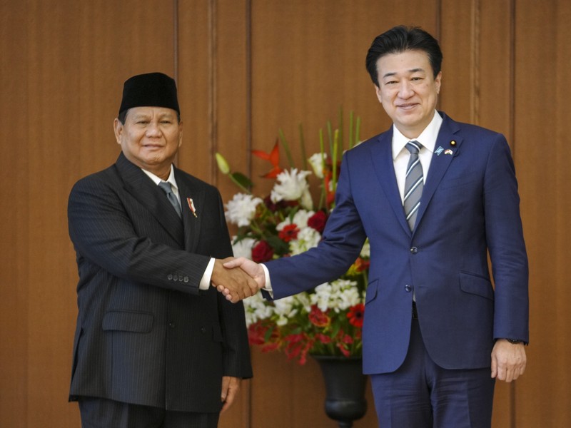 Presiden terpilih Indonesia dan Menteri Pertahanan saat ini Prabowo Subianto menyapa wartawan saat berjalan menemui Perdana Menteri Jepang Fumio Kishida di kantor perdana menteri Rabu, 3 April 2024, di Tokyo. Presiden terpilih Indonesia dan Menteri Pertahanan saat ini Prabowo Subianto menyapa wartawan saat berjalan menemui Perdana Menteri Jepang Fumio Kishida di kantor perdana menteri Rabu, 3 April 2024, di Tokyo. (AP Photo/Eugene Hoshiko, Pool)