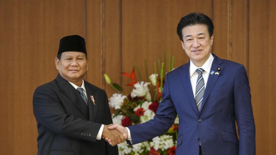Presiden terpilih Indonesia dan Menteri Pertahanan saat ini Prabowo Subianto menyapa wartawan saat berjalan menemui Perdana Menteri Jepang Fumio Kishida di kantor perdana menteri Rabu, 3 April 2024, di Tokyo. (AP Photo/Eugene Hoshiko, Pool)