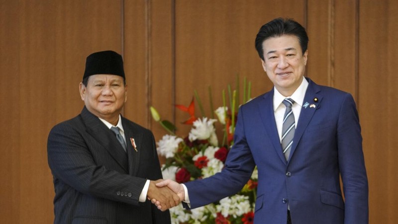 Presiden terpilih Indonesia dan Menteri Pertahanan saat ini Prabowo Subianto menyapa wartawan saat berjalan menemui Perdana Menteri Jepang Fumio Kishida di kantor perdana menteri Rabu, 3 April 2024, di Tokyo. (AP Photo/Eugene Hoshiko, Pool)