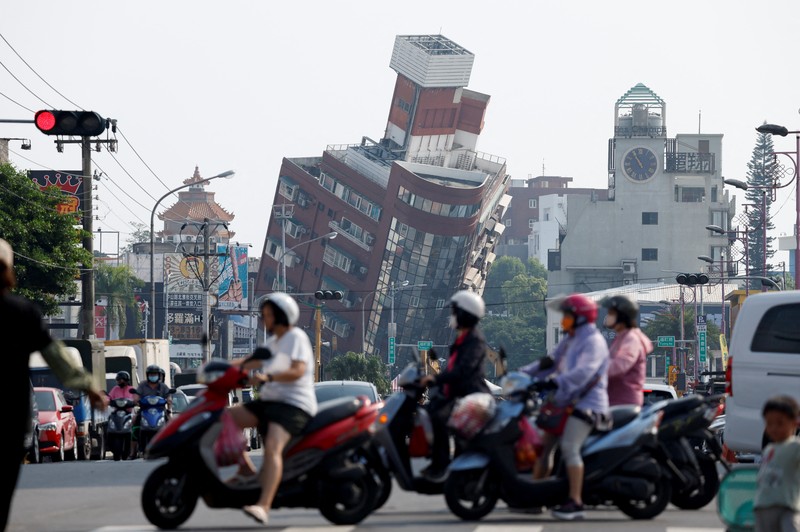 Seorang wanita membawa barang dagangan dari toko sepeda di gedung yang rusak saat orang memindahkan barang dagangan dan barang berharga ke luar gedung, pasca gempa, di Hualien, Taiwan, 4 April 2024. Seorang wanita membawa barang dagangan dari toko sepeda di gedung yang rusak saat orang memindahkan barang dagangan dan barang berharga ke luar gedung, pasca gempa, di Hualien, Taiwan, 4 April 2024. (REUTERS/Carlos Garcia Rawlins)