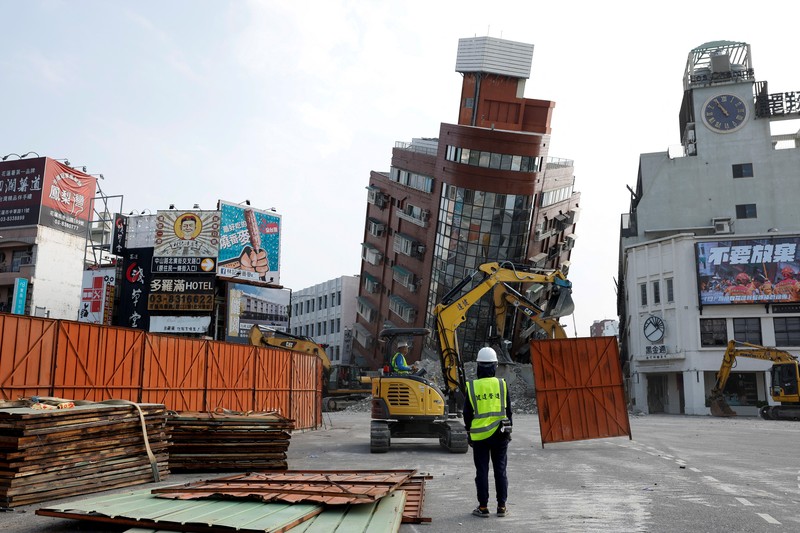 Orang-orang mengendarai sepeda motor di dekat lokasi bangunan runtuh pasca gempa, di Hualien, Taiwan 4 April 2024. Orang-orang mengendarai sepeda motor di dekat lokasi bangunan runtuh pasca gempa, di Hualien, Taiwan 4 April 2024. (REUTERS/Carlos Garcia Rawlins)