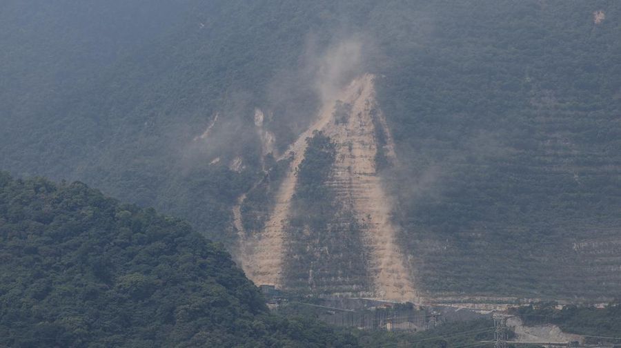 Pemandangan kawasan pasca longsor akibat gempa, di Hualien, Taiwan, 4 April 2024. (REUTERS/Tyrone Siu)