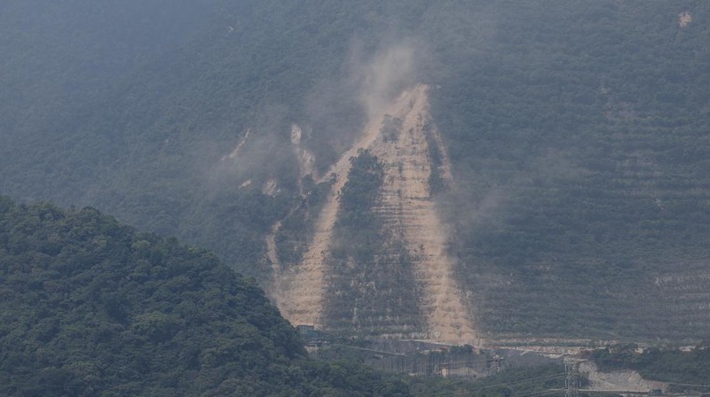 Pemandangan kawasan pasca longsor akibat gempa, di Hualien, Taiwan, 4 April 2024. (REUTERS/Tyrone Siu)