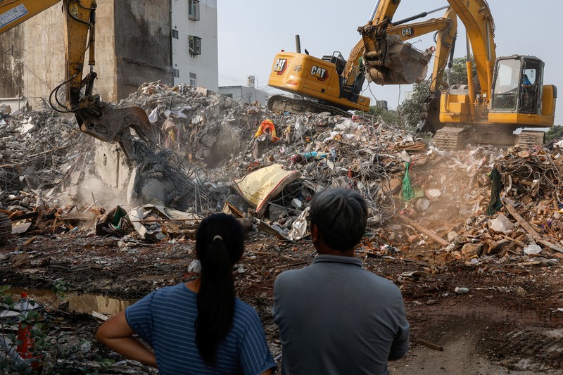 Seorang wanita membawa barang dagangan dari toko sepeda di gedung yang rusak saat orang memindahkan barang dagangan dan barang berharga ke luar gedung, pasca gempa, di Hualien, Taiwan, 4 April 2024. Seorang wanita membawa barang dagangan dari toko sepeda di gedung yang rusak saat orang memindahkan barang dagangan dan barang berharga ke luar gedung, pasca gempa, di Hualien, Taiwan, 4 April 2024. (REUTERS/Carlos Garcia Rawlins)