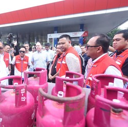 Menteri ESDM Tinjau Kesiapan Pertamina Surabaya Sambut Idulfitri