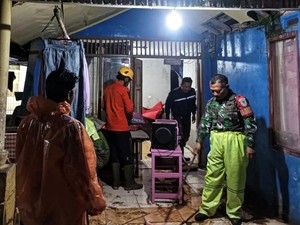 Rumah Warga Sukabumi Rusak Diterjang Banjir dan Longsor