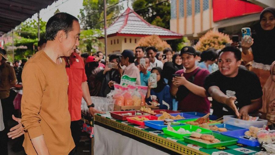 Presiden Joko Widodo ngabuburit di Taman Pusparagam (Lapangan Semagor) Kabupaten Bungo, Jambi. (Instagram @jokowi)