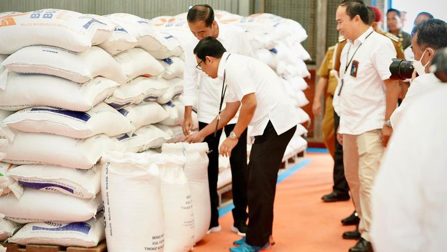 Presiden Jokowi menyerahkan bantuan beras kepada warga penerima manfaat di  Gudang Perum Bulog Manggis, Bungo, Jambi, Kamis (4/4/2024). (Dok. Bapanas)