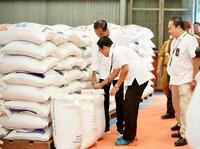 Setahun Meluncur-Jadi Sorotan, Simak Fakta-Fakta Bantuan Beras Jokowi