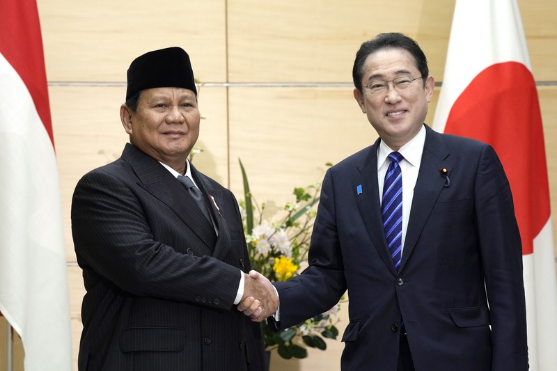 Presiden terpilih Indonesia dan Menteri Pertahanan saat ini Prabowo Subianto menyapa wartawan saat berjalan menemui Perdana Menteri Jepang Fumio Kishida di kantor perdana menteri Rabu, 3 April 2024, di Tokyo. (AP Photo/Eugene Hoshiko, Pool)
