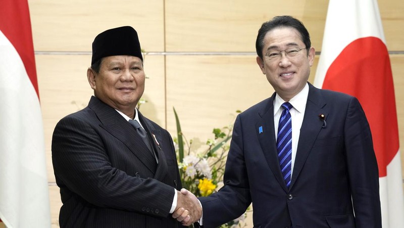Presiden terpilih Indonesia dan Menteri Pertahanan saat ini Prabowo Subianto menyapa wartawan saat berjalan menemui Perdana Menteri Jepang Fumio Kishida di kantor perdana menteri Rabu, 3 April 2024, di Tokyo. (AP Photo/Eugene Hoshiko, Pool)