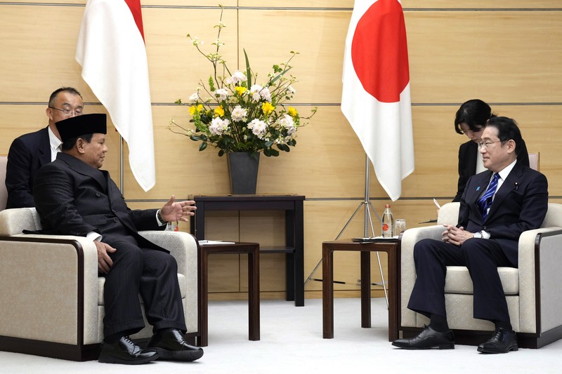 Presiden terpilih Indonesia dan Menteri Pertahanan saat ini Prabowo Subianto menyapa wartawan saat berjalan menemui Perdana Menteri Jepang Fumio Kishida di kantor perdana menteri Rabu, 3 April 2024, di Tokyo. (AP Photo/Eugene Hoshiko, Pool)