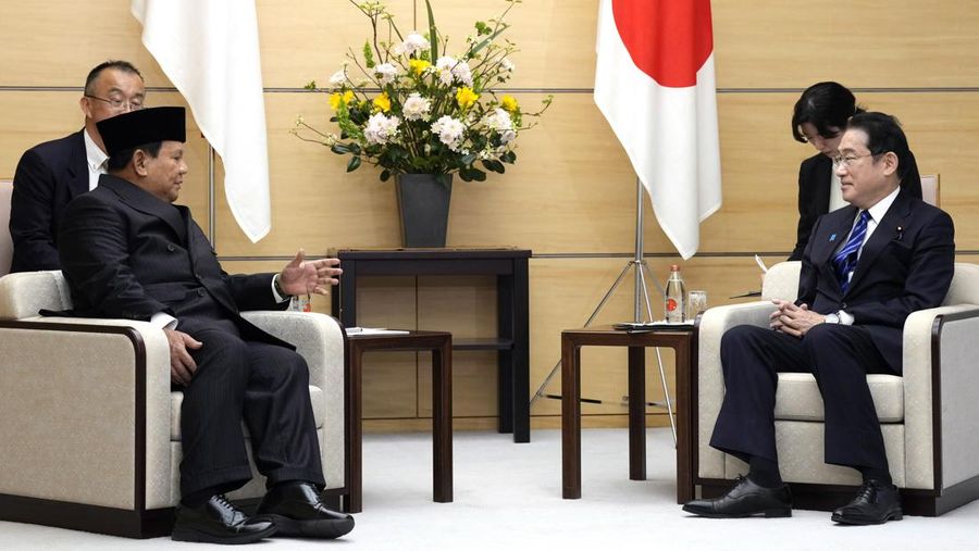 Presiden terpilih Indonesia dan Menteri Pertahanan saat ini Prabowo Subianto menyapa wartawan saat berjalan menemui Perdana Menteri Jepang Fumio Kishida di kantor perdana menteri Rabu, 3 April 2024, di Tokyo. (AP Photo/Eugene Hoshiko, Pool)