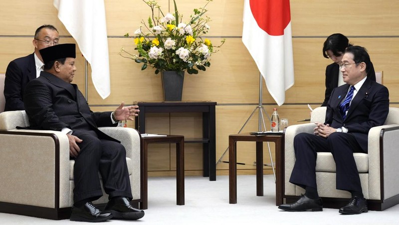 Presiden terpilih Indonesia dan Menteri Pertahanan saat ini Prabowo Subianto menyapa wartawan saat berjalan menemui Perdana Menteri Jepang Fumio Kishida di kantor perdana menteri Rabu, 3 April 2024, di Tokyo. (AP Photo/Eugene Hoshiko, Pool)