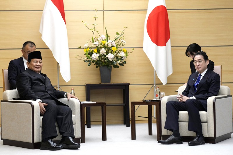 Presiden terpilih Indonesia dan Menteri Pertahanan saat ini Prabowo Subianto menyapa wartawan saat berjalan menemui Perdana Menteri Jepang Fumio Kishida di kantor perdana menteri Rabu, 3 April 2024, di Tokyo. (AP Photo/Eugene Hoshiko, Pool)
