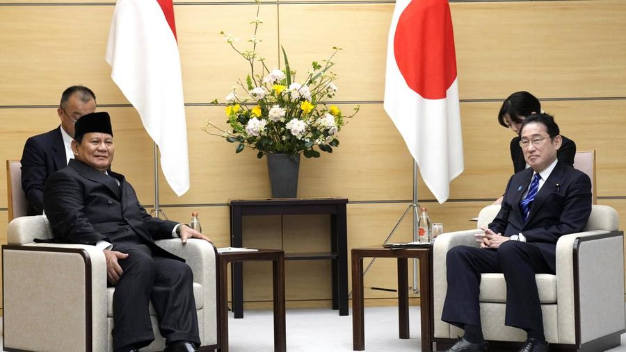 Presiden terpilih Indonesia dan Menteri Pertahanan saat ini Prabowo Subianto menyapa wartawan saat berjalan menemui Perdana Menteri Jepang Fumio Kishida di kantor perdana menteri Rabu, 3 April 2024, di Tokyo. (AP Photo/Eugene Hoshiko, Pool)