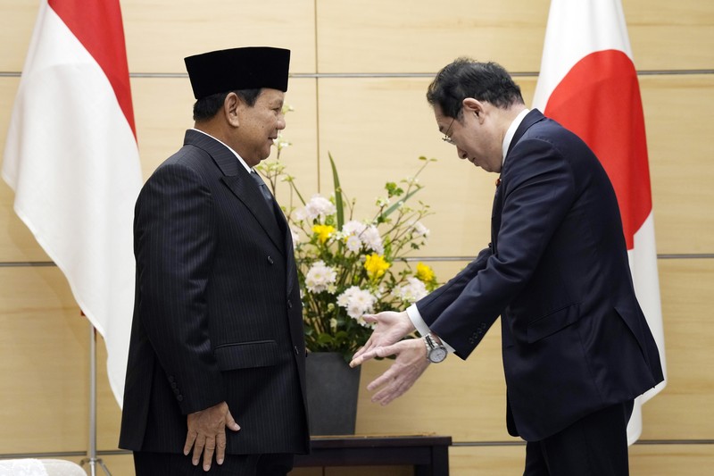 Presiden terpilih Indonesia dan Menteri Pertahanan saat ini Prabowo Subianto menyapa wartawan saat berjalan menemui Perdana Menteri Jepang Fumio Kishida di kantor perdana menteri Rabu, 3 April 2024, di Tokyo. Presiden terpilih Indonesia dan Menteri Pertahanan saat ini Prabowo Subianto menyapa wartawan saat berjalan menemui Perdana Menteri Jepang Fumio Kishida di kantor perdana menteri Rabu, 3 April 2024, di Tokyo. (AP Photo/Eugene Hoshiko, Pool)