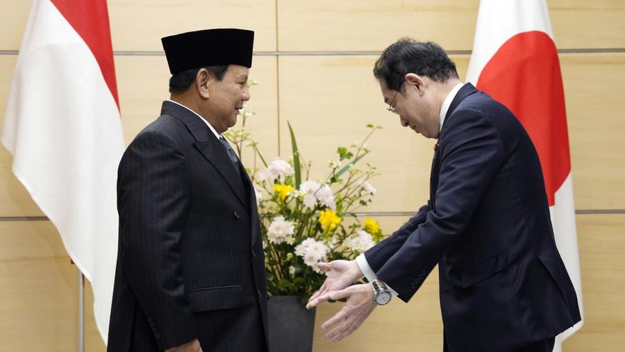 Presiden terpilih Indonesia dan Menteri Pertahanan saat ini Prabowo Subianto menyapa wartawan saat berjalan menemui Perdana Menteri Jepang Fumio Kishida di kantor perdana menteri Rabu, 3 April 2024, di Tokyo. (AP Photo/Eugene Hoshiko, Pool)