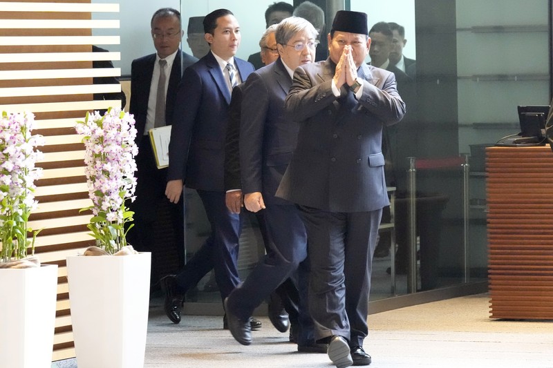 Presiden terpilih Indonesia dan Menteri Pertahanan saat ini Prabowo Subianto menyapa wartawan saat berjalan menemui Perdana Menteri Jepang Fumio Kishida di kantor perdana menteri Rabu, 3 April 2024, di Tokyo. Presiden terpilih Indonesia dan Menteri Pertahanan saat ini Prabowo Subianto menyapa wartawan saat berjalan menemui Perdana Menteri Jepang Fumio Kishida di kantor perdana menteri Rabu, 3 April 2024, di Tokyo. (AP Photo/Eugene Hoshiko, Pool)