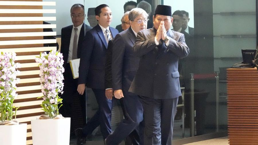 Presiden terpilih Indonesia dan Menteri Pertahanan saat ini Prabowo Subianto menyapa wartawan saat berjalan menemui Perdana Menteri Jepang Fumio Kishida di kantor perdana menteri Rabu, 3 April 2024, di Tokyo. (AP Photo/Eugene Hoshiko, Pool)