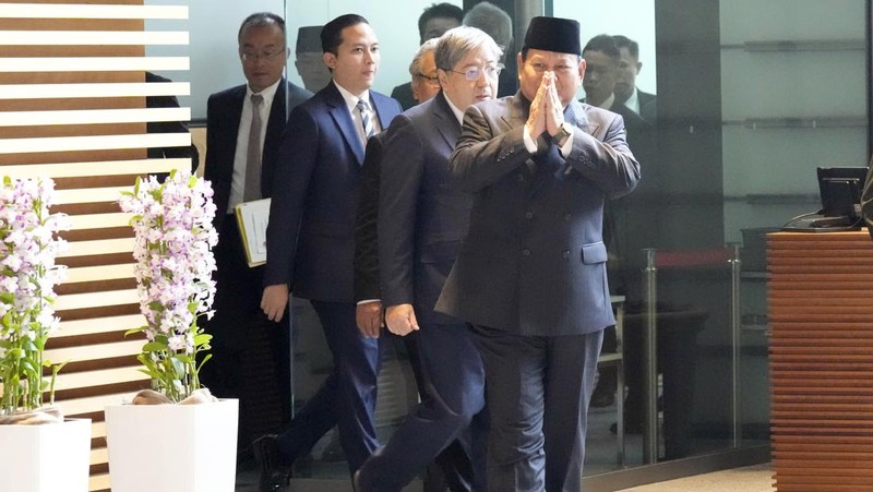 Presiden terpilih Indonesia dan Menteri Pertahanan saat ini Prabowo Subianto menyapa wartawan saat berjalan menemui Perdana Menteri Jepang Fumio Kishida di kantor perdana menteri Rabu, 3 April 2024, di Tokyo. (AP Photo/Eugene Hoshiko, Pool)