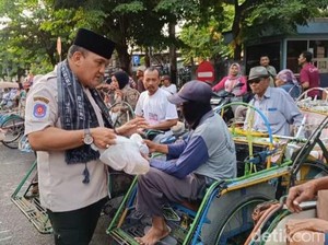 PKL-Tukang Becak Mengira Razia, Ternyata Satpol PP Gresik Bagi-bagi Takjil