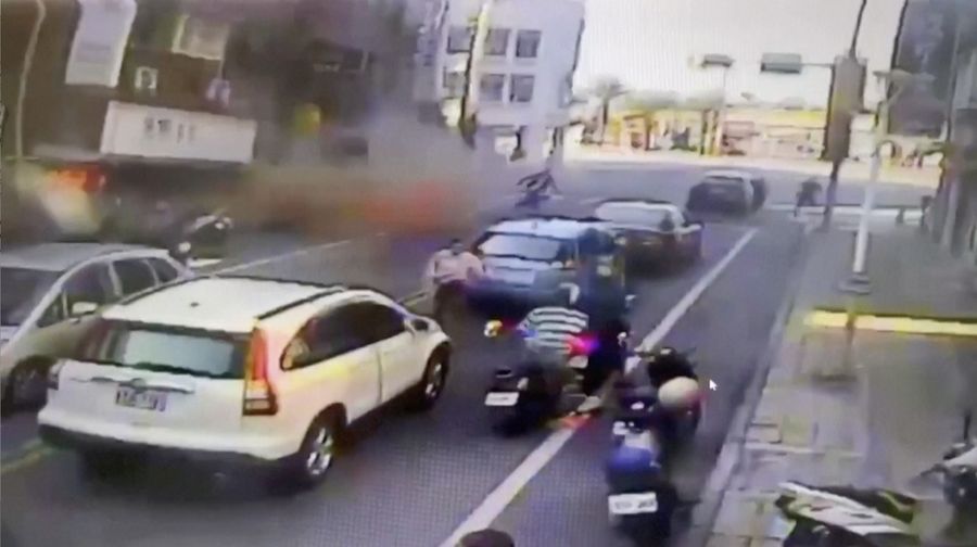 Sebuah Rekaman CCTV menunjukkan sebuah gedung bertingkat runtuh di Hualien, Taiwan pada Rabu (3/4/2024). (Tangkapan Layar Video Reuters/SEE SHOTLIST)