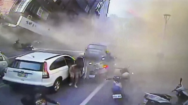 Sebuah Rekaman CCTV menunjukkan sebuah gedung bertingkat runtuh di Hualien, Taiwan pada Rabu (3/4/2024). Sebuah Rekaman CCTV menunjukkan sebuah gedung bertingkat runtuh di Hualien, Taiwan pada Rabu (3/4/2024). (Tangkapan Layar Video Reuters/SEE SHOTLIST)