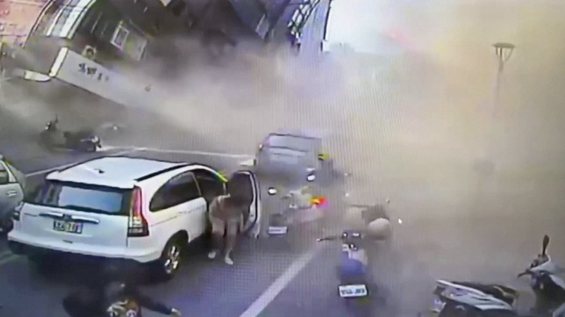 Sebuah Rekaman CCTV menunjukkan sebuah gedung bertingkat runtuh di Hualien, Taiwan pada Rabu (3/4/2024). (Tangkapan Layar Video Reuters/SEE SHOTLIST)
