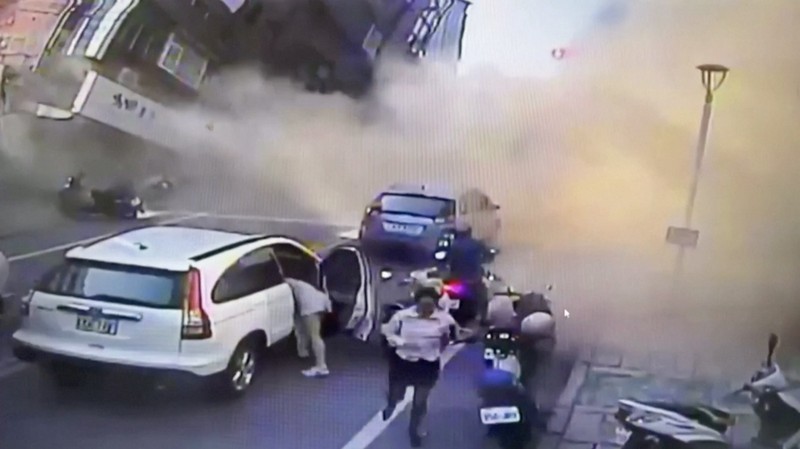 Sebuah Rekaman CCTV menunjukkan sebuah gedung bertingkat runtuh di Hualien, Taiwan pada Rabu (3/4/2024). (Tangkapan Layar Video Reuters/SEE SHOTLIST)