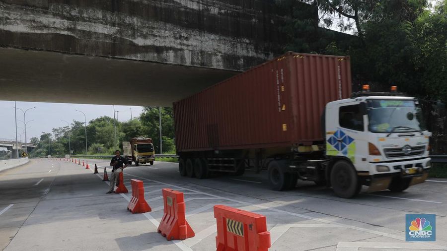 Sejumlah petugas betugas berjaga mengalihkan jalan tol di exit tol Bogor Ciawi, Jawa Barat, Kamis, (4/4/2024). Akses exit tol ditutup dari arah Jakarta ke Sukabumi maupun sebaliknya. (CNBC Indonesia/Muhammad Sabki)