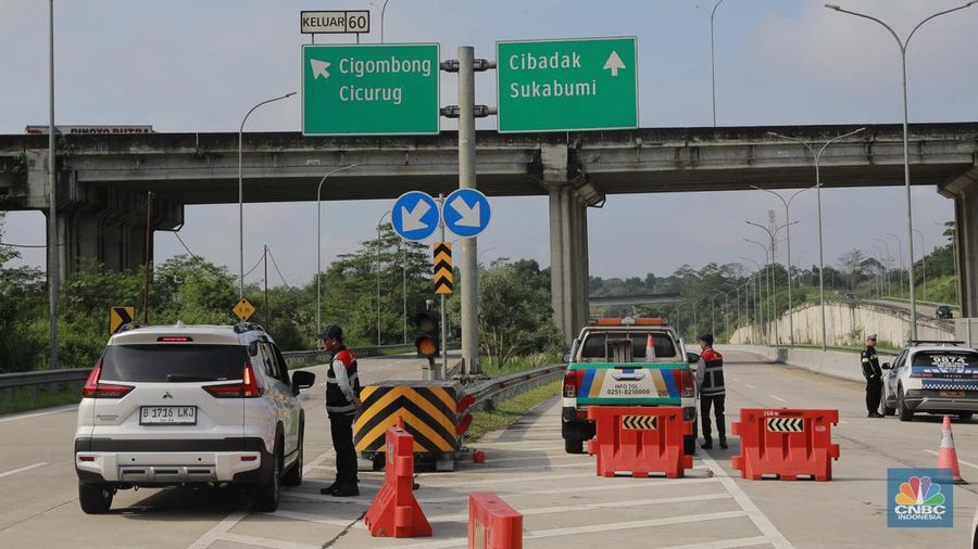 Sejumlah petugas betugas berjaga mengalihkan jalan tol di exit tol Bogor Ciawi, Jawa Barat, Kamis, (4/4/2024). Akses exit tol ditutup dari arah Jakarta ke Sukabumi maupun sebaliknya. (CNBC Indonesia/Muhammad Sabki)