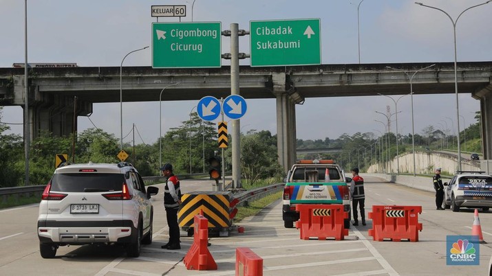 Sejumlah petugas betugas berjaga mengalihkan jalan tol di exit tol Bogor Ciawi, Jawa Barat, Kamis, (4/4/2024). Akses exit tol ditutup dari arah Jakarta ke Sukabumi maupun sebaliknya. (CNBC Indonesia/Muhammad Sabki)
