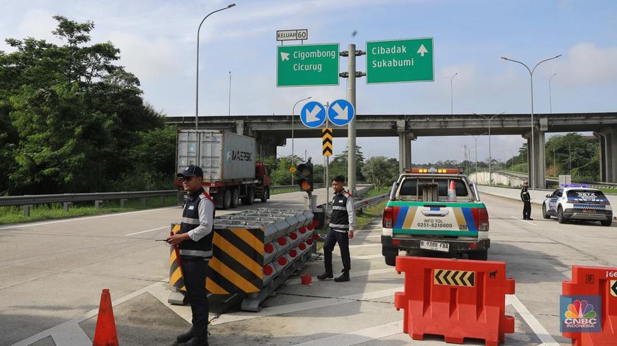 Sejumlah petugas betugas berjaga mengalihkan jalan tol di exit tol Bogor Ciawi, Jawa Barat, Kamis, (4/4/2024). Akses exit tol ditutup dari arah Jakarta ke Sukabumi maupun sebaliknya. (CNBC Indonesia/Muhammad Sabki)
