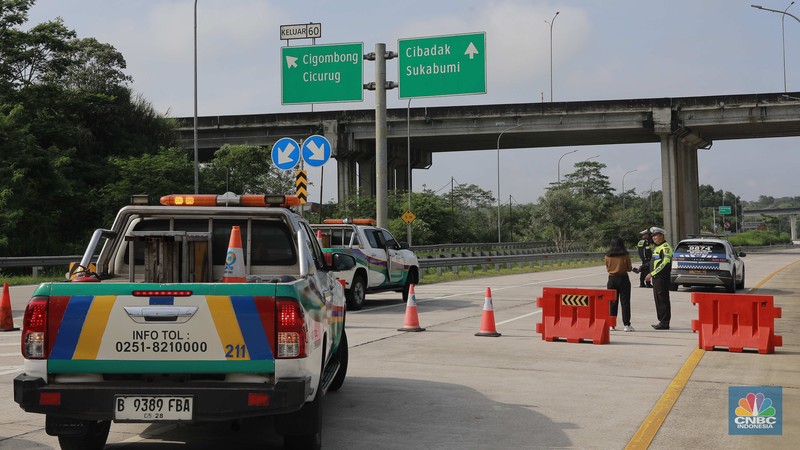 Sejumlah petugas betugas berjaga mengalihkan jalan tol di exit tol Bogor Ciawi, Jawa Barat, Kamis, (4/4/2024). Akses exit tol ditutup dari arah Jakarta ke Sukabumi maupun sebaliknya. Sejumlah petugas betugas berjaga mengalihkan jalan tol di exit tol Bogor Ciawi, Jawa Barat, Kamis, (4/4/2024). Akses exit tol ditutup dari arah Jakarta ke Sukabumi maupun sebaliknya. (CNBC Indonesia/Muhammad Sabki)