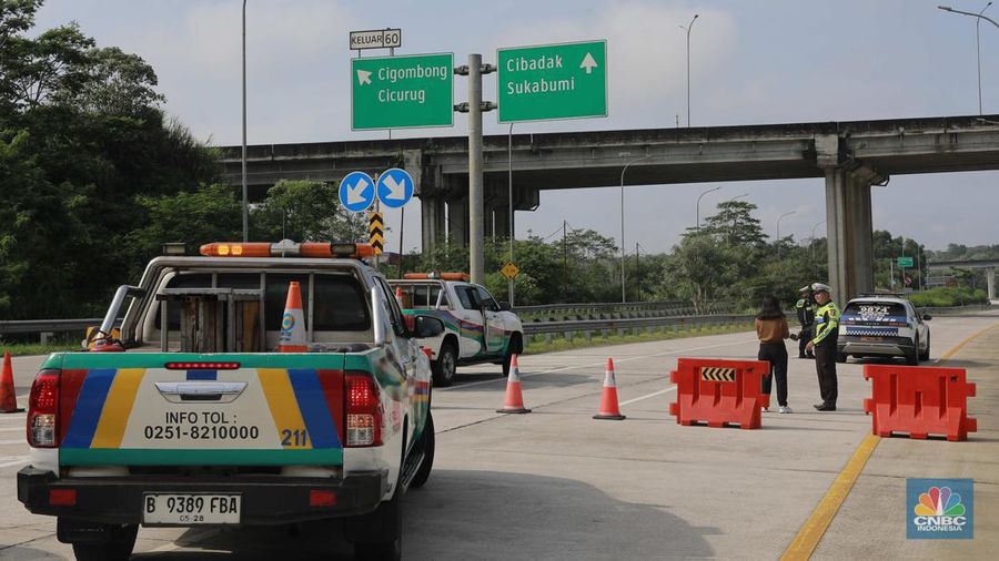 Sejumlah petugas betugas berjaga mengalihkan jalan tol di exit tol Bogor Ciawi, Jawa Barat, Kamis, (4/4/2024). Akses exit tol ditutup dari arah Jakarta ke Sukabumi maupun sebaliknya. (CNBC Indonesia/Muhammad Sabki)