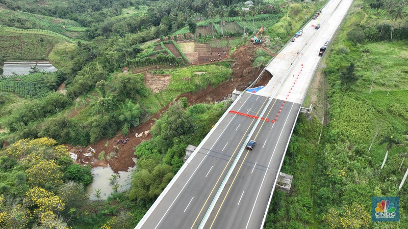 Sejumlah petugas mengevakuasi kendaaran roda empat yang terperosok akibat longsor di KM 64 tol, Bocimi, Sukabumi, Jawa Barat, Kamis, (4/4/2024). (CNBC Indonesia/Muhammad Sabki) Sejumlah petugas mengevakuasi kendaaran roda empat yang terperosok akibat longsor di KM 64 tol, Bocimi, Sukabumi, Jawa Barat, Kamis, (4/4/2024). (CNBC Indonesia/Muhammad Sabki)