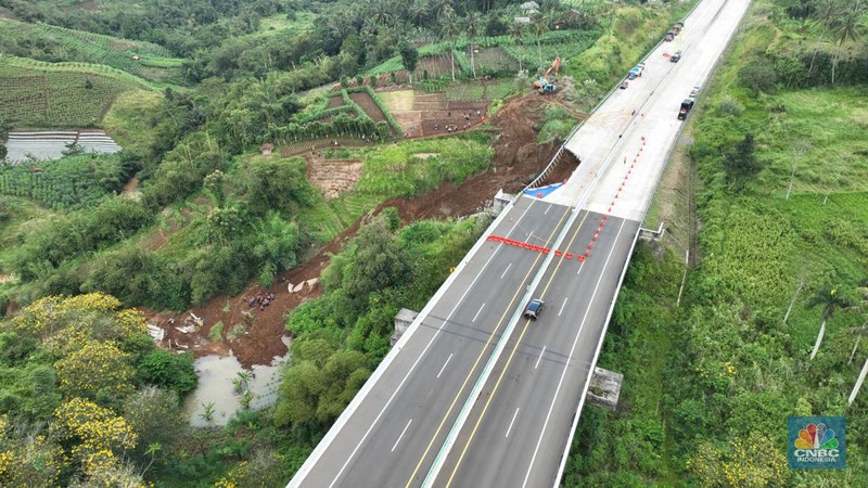 Sejumlah petugas mengevakuasi kendaaran roda empat yang terperosok akibat longsor di KM 64 tol, Bocimi, Sukabumi, Jawa Barat, Kamis, (4/4/2024). (CNBC Indonesia/Muhammad Sabki)