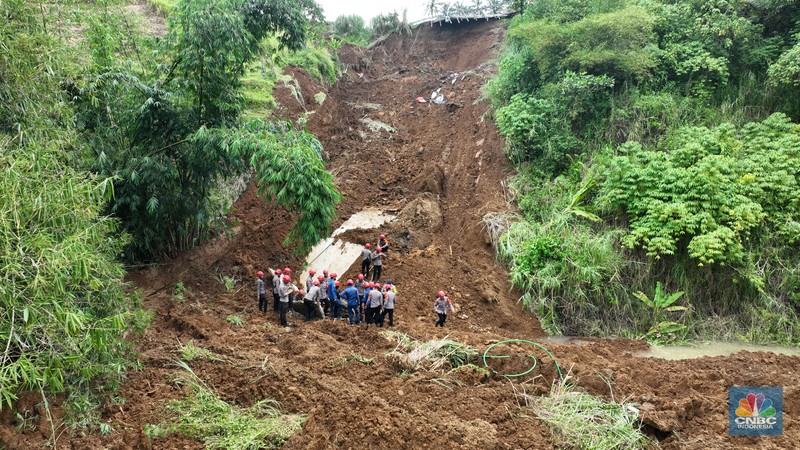 Foto Kolase Kemiripan Jalan Tol China yang ambruk dan Tol Bogor-Ciawi-Sukabumi (Bocimi) yang longsor. (Dok. AP Photo dan CNBC Indonesia/Muhammad Sabki)